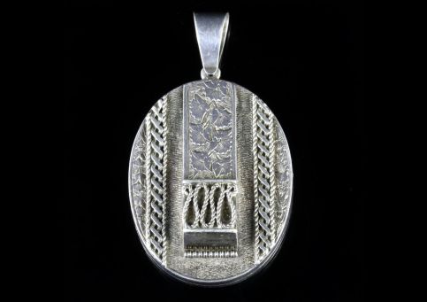 ANTIQUE VICTORIAN SILVER LOCKET CIRCA 1900 ENGRAVED IVY FRONT